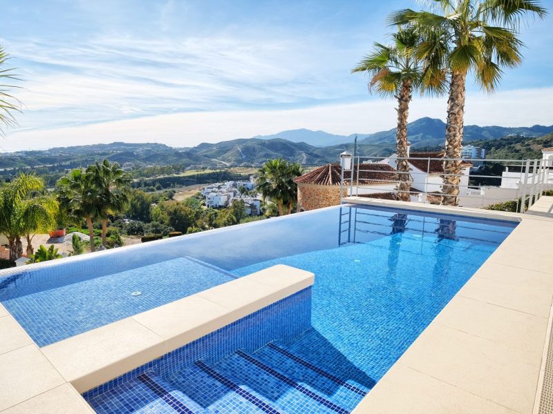 Villa for sale in Los Arqueros-Puerto del Almendro, Benahavís, Málaga (Spain)