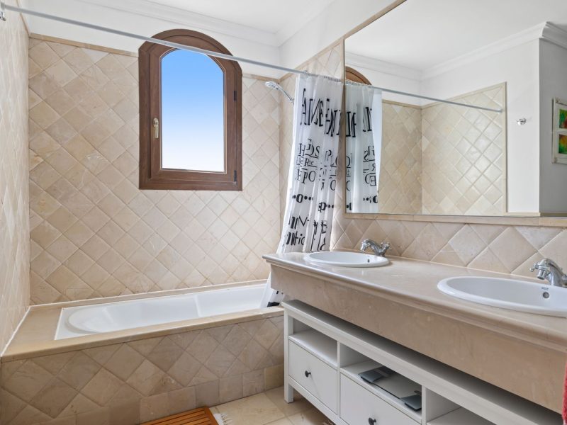 Villa til salg i El Paraíso, Benahavís, Málaga (Spanien)