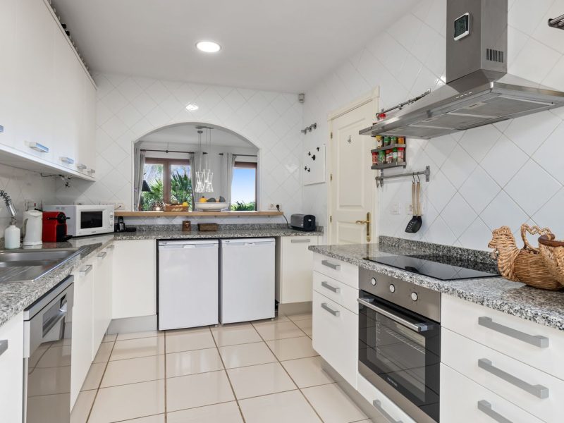 Villa til salg i El Paraíso, Benahavís, Málaga (Spanien)