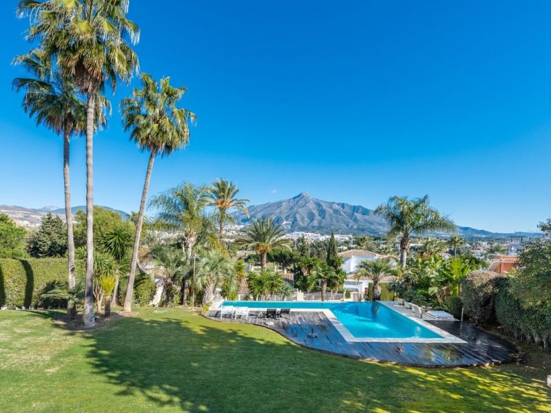 Villa til salg i Nueva Andalucía, Marbella, Málaga (Spanien)