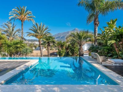 Villa til salg i Nueva Andalucía, Marbella, Málaga (Spanien)