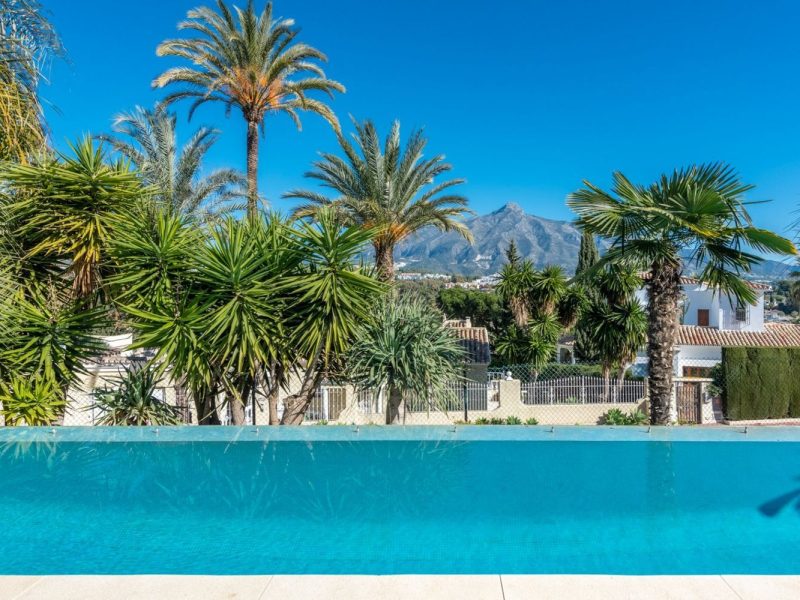 Villa til salg i Nueva Andalucía, Marbella, Málaga (Spanien)